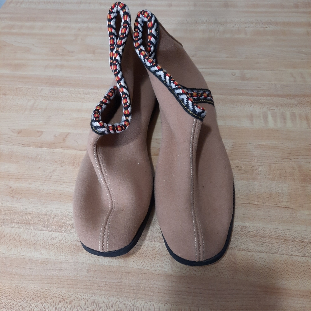 Womens vintage Daniel Green comfy slippers brown/tan I think size 7